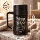 Termohrnek S Uchem 400 Ml Pro Fanouška Formule 1 Dárek Pro Muže: Závody Místo Terapie Termohrnek S Uchem 400 Ml Pro Fanouška Formule 1 Dárek Pro Muže: Závody Místo Terapie