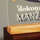 Dokonalý manžel - Tisk na akrylovém skle se stojanem
