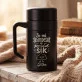 Termohrnek S Uchem 400 Ml Pro Ženu Ve 70 Letech Dárek K 70 Narozeninám Pro Ženu: Je Mi Sedmdesát A Pořád Termohrnek S Uchem 400 Ml Pro Ženu Ve 70 Letech Dárek K 70 Narozeninám Pro Ženu: Je Mi Sedmdesát A Pořád