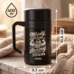 Termohrnek S Uchem 400 Ml K 70 Narozeninám Dárek Pro 70Letého Muže : Mladý Duchem, Zkušený
