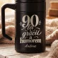 Termohrnek S Uchem 400 Ml Pro 90Letou Ženu Dárek K 90 Narozeninám Pro Ženu: 90 Let S Grácií A Humorem