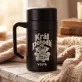 Termohrnek S Uchem 400 Ml Pro Chlapa Dárek Pro Muže: Král Pohodlí Termohrnek S Uchem 400 Ml Pro Chlapa Dárek Pro Muže: Král Pohodlí