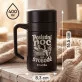 Termohrnek S Uchem 400 Ml Pro Ženicha Na Rozlučku Se Svobodou Dárek Pro Muže: Poslední Noc Na Svobodě Termohrnek S Uchem 400 Ml Pro Ženicha Na Rozlučku Se Svobodou Dárek Pro Muže: Poslední Noc Na Svobodě
