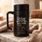 Termohrnek S Uchem 400 Ml K Odchodu Do Důchodu Dárek Pro Důchodce Ženu: Žádné Pondělky, Jen Kafe
