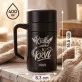 Termohrnek S Uchem 400 Ml Pro Pilota Dárek Pro Muže: Křídla Mám V Krvi Termohrnek S Uchem 400 Ml Pro Pilota Dárek Pro Muže: Křídla Mám V Krvi