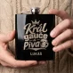 Placatka S Gravírováním Pod Stromeček Dárek Pro Muže: Král Gauče A Piva Placatka S Gravírováním Pod Stromeček Dárek Pro Muže: Král Gauče A Piva